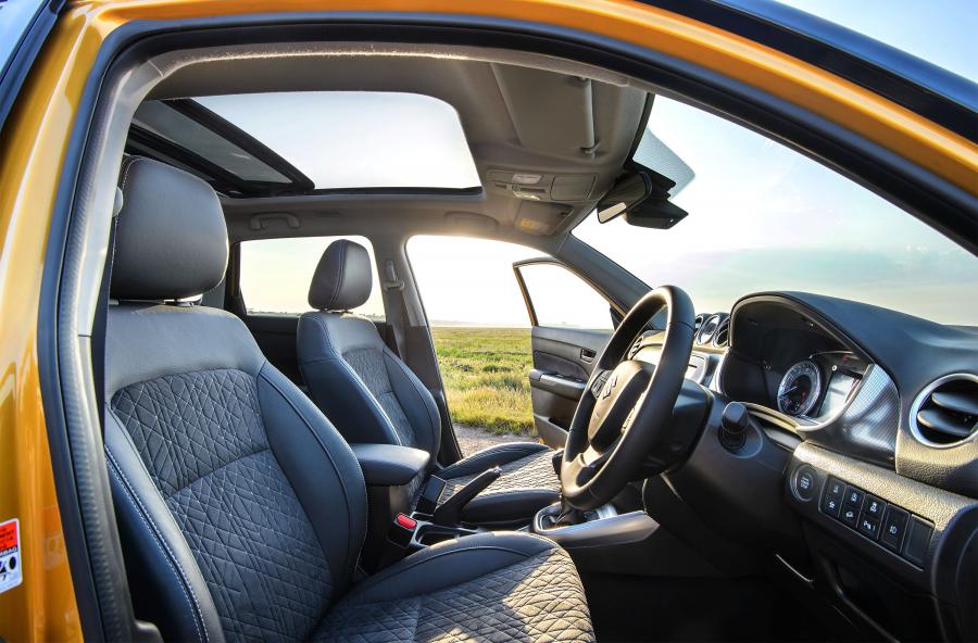 Интерьер Suzuki Vitara SZ5 with Accessories 2019 года  (UK) (фото 2 из 27)
